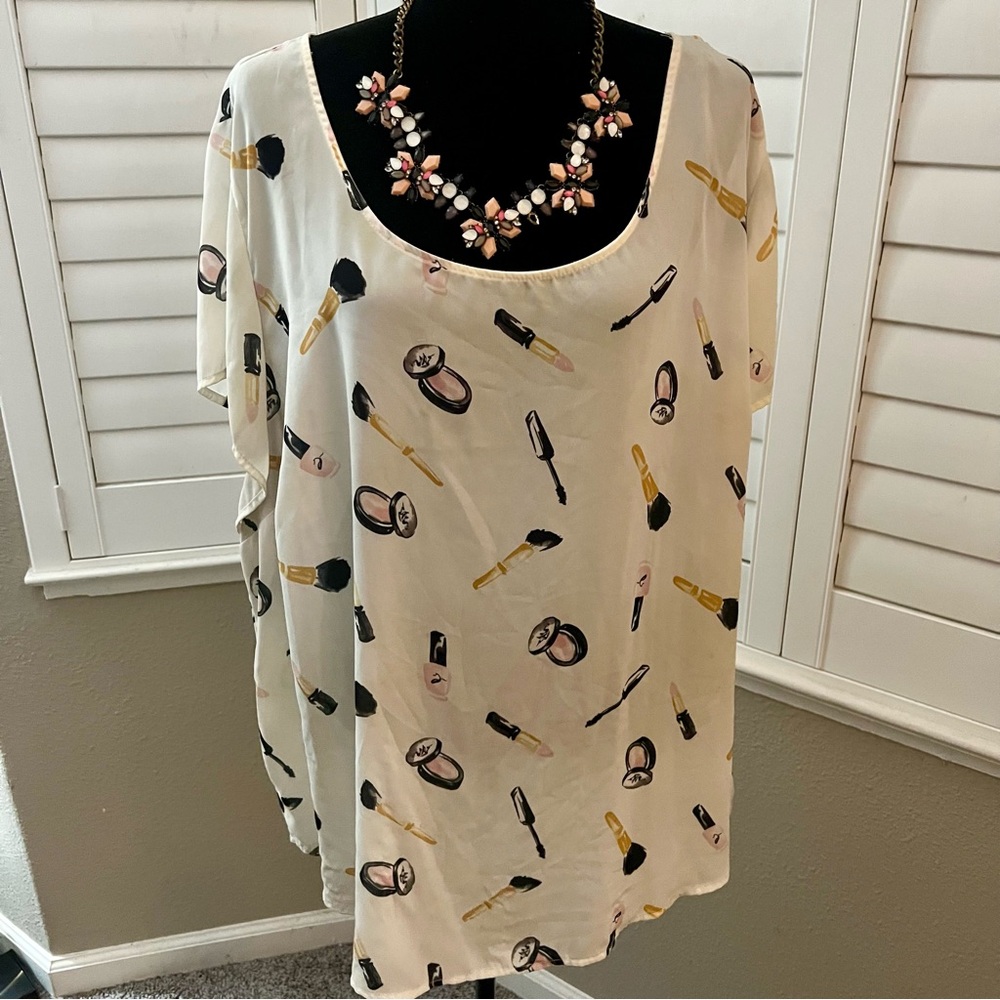 Cream lipstick print slightly sheer tunic from Torrid in a size 4XL.
